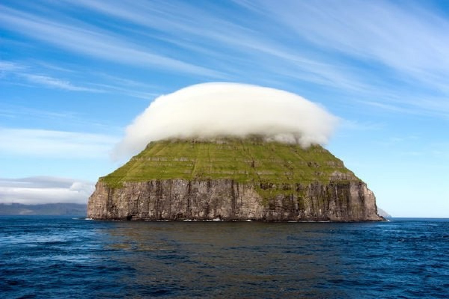 Egy kicsi sziget saját felhővel