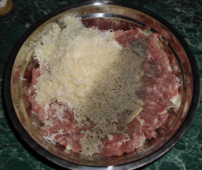 Így lesz a darált húsból ínycsiklandozó rántott szelet. Mutatjuk a képeket lépésről lépésre!