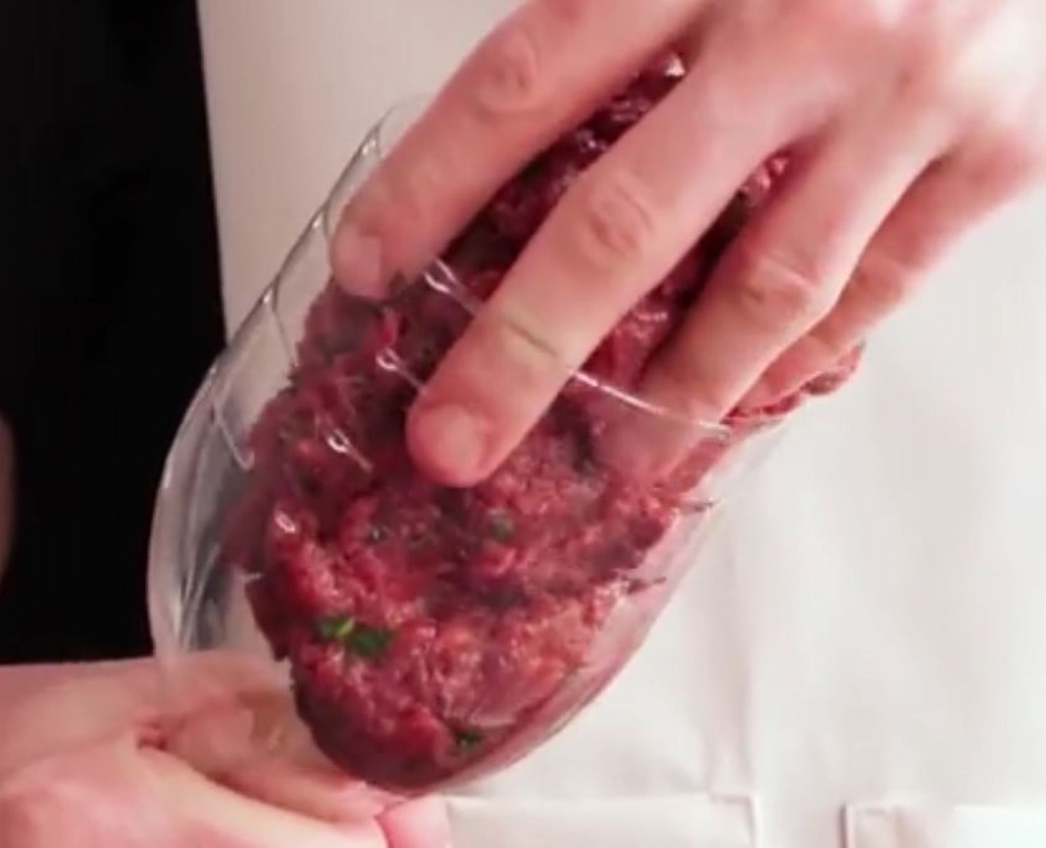 KONYHAI TRÜKK: Tegyük a darálthúsos masszát egy műanyag flakonba