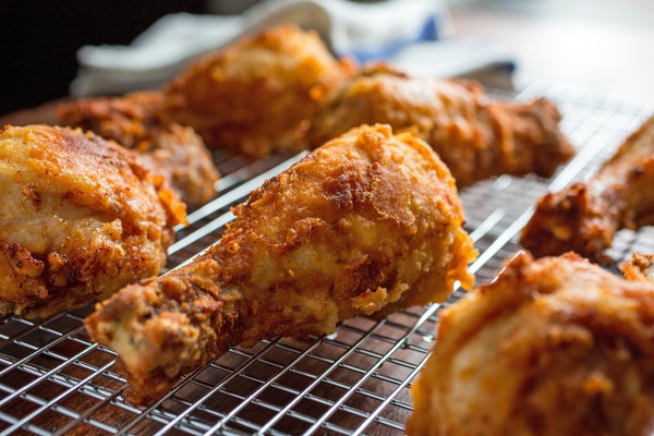 Eláruljuk az ízletes és ropogós gyorséttermi sült csirke titkát. Te is megcsinálhatod otthon!