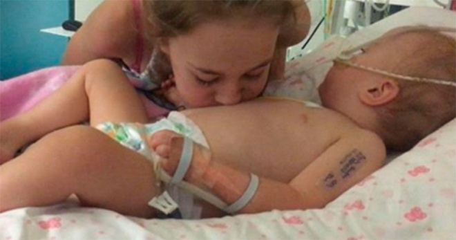 A kislány haspuszit ad haldokló testvérének a kórházban – ezután igazi csoda történik