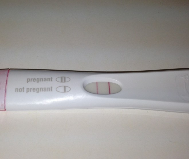 A férfi viccből pisilt a terhességi tesztre, aztán ledöbbent!