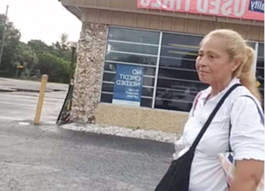 Az autószerelő lefilmezte a nőt, aki minden nap a műhelye előtt sétált!